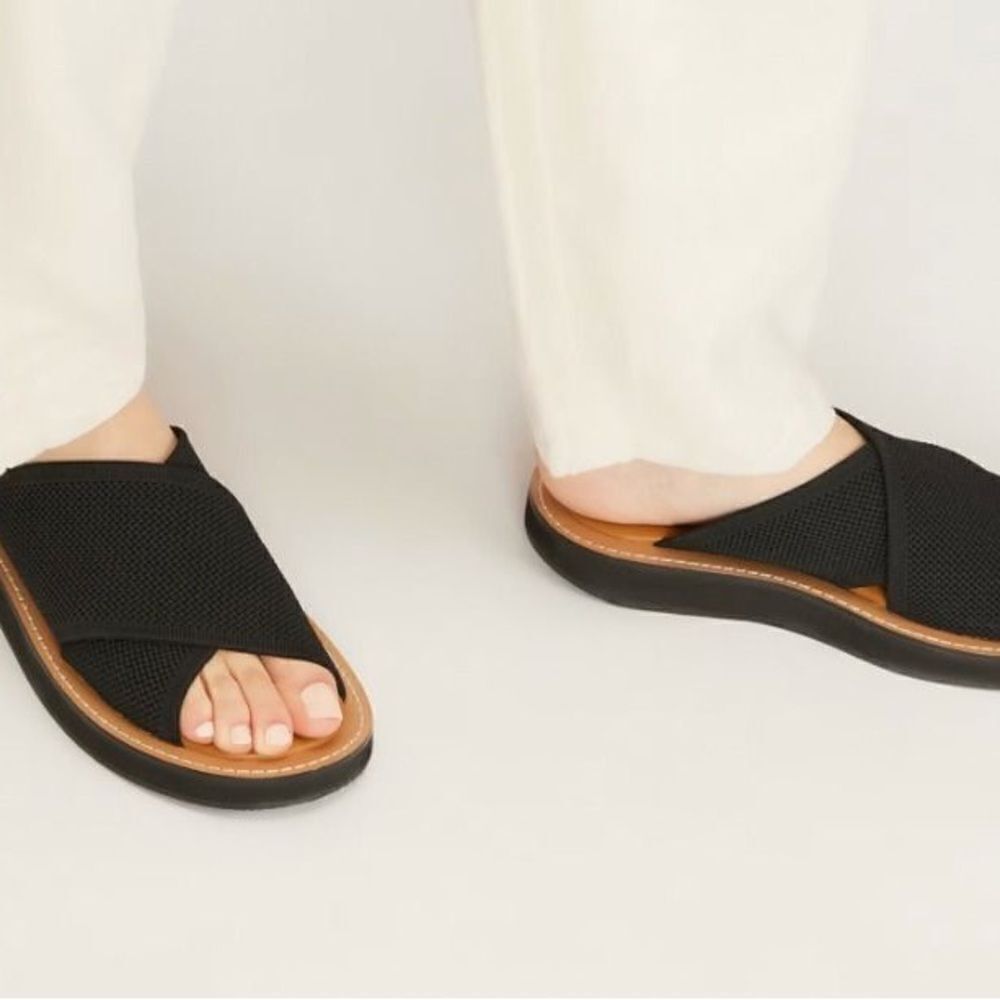 Everlane Black and Tan Sandals - Picture 8 of 8